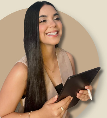 Ana Luiza Dourado sorrindo, segurando um tablet